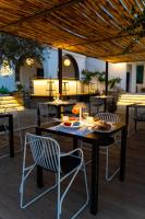 阿格罗波利B&B Baia Di Trentova的庭院里的桌椅,包括食物和饮料