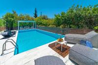 Bazén v ubytovaní SUN VILLA GLYFADA alebo v jeho blízkosti
