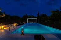 Bazén v ubytovaní SUN VILLA GLYFADA alebo v jeho blízkosti