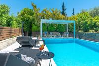 Bazén v ubytovaní SUN VILLA GLYFADA alebo v jeho blízkosti