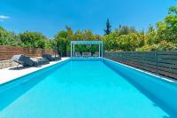 Bazén v ubytovaní SUN VILLA GLYFADA alebo v jeho blízkosti