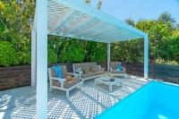 Bazén v ubytovaní SUN VILLA GLYFADA alebo v jeho blízkosti