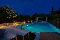 Bazén v ubytovaní SUN VILLA GLYFADA alebo v jeho blízkosti