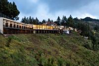 un edificio en la ladera de una colina en Parador de Cruz de Tejeda, en Tejeda
