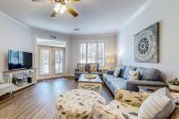 ein Wohnzimmer mit Couch und Fernseher in der Unterkunft Tivoli Terrace 5435 in Destin