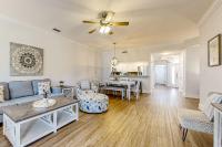 ein Wohnzimmer mit einer Couch und einem Tisch in der Unterkunft Tivoli Terrace 5435 in Destin