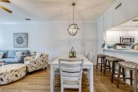 eine Küche und ein Wohnzimmer mit Tisch und Stühlen in der Unterkunft Tivoli Terrace 5435 in Destin