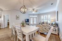 ein Esszimmer und ein Wohnzimmer mit Tisch und Stühlen in der Unterkunft Tivoli Terrace 5435 in Destin