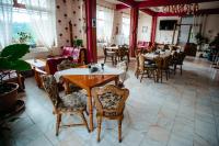 ein Speisesaal mit Tischen und Stühlen in einem Restaurant in der Unterkunft Vila Riki in Borsec