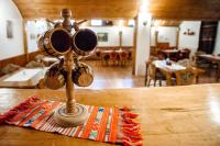 ein Tisch mit einer Gruppe von Töpfen und Pfannen darauf in der Unterkunft Vila Riki in Borsec