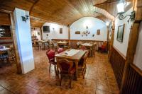 eine Draufsicht auf ein Restaurant mit Tischen und Stühlen in der Unterkunft Vila Riki in Borsec