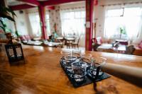 ein Tablett mit Gläsern auf einem Holztisch in der Unterkunft Vila Riki in Borsec