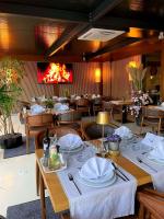 un comedor con una mesa con platos y servilletas en Swiss Plus Hotel, en Bihać