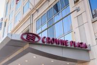 una señal en la parte delantera de un edificio en Crowne Plaza Cleveland at Playhouse Square by IHG, en Cleveland