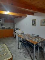 Παραδοσιακή κατοικία "ΧΡΥΣΑ" ΑΝΑΒΑΤΟΣにあるキッチンまたは簡易キッチン