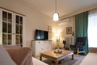 Televízia a/alebo spoločenská miestnosť v ubytovaní Glyfada golf fourth floor apartment