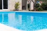 Bazén v ubytovaní Apartments Coronata alebo v jeho blízkosti