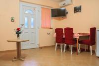 Televízia a/alebo spoločenská miestnosť v ubytovaní Apartments Rale