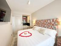 Postel nebo postele na pokoji v ubytování Akla Suites con Jacuzzi Santillana