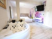 Postel nebo postele na pokoji v ubytování Akla Suites con Jacuzzi Santillana