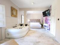 TV a/nebo společenská místnost v ubytování Akla Suites con Jacuzzi Santillana