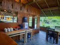 Un restaurant u otro lugar para comer en Lekker Gezellig Dive Resort Manado