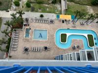 Der Swimmingpool an oder in der Nähe von Oceanfront Luxury 2BR King Suite Atlantica Resort