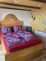 Postel nebo postele na pokoji v ubytování Klewenalp Ausflugs-Ski-Pistenhotel Klewenstock