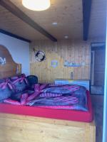 Postel nebo postele na pokoji v ubytování Klewenalp Ausflugs-Ski-Pistenhotel Klewenstock