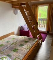 Postel nebo postele na pokoji v ubytování Klewenalp Ausflugs-Ski-Pistenhotel Klewenstock