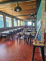 um restaurante com mesas e cadeiras em uma sala em Picasso Chambre Privée Le Refuge Du Phoenix em Échevis