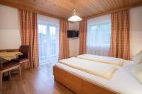 Posteľ alebo postele v izbe v ubytovaní Haus Alpenland
