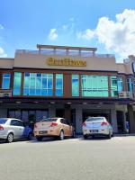 Un edificio con coches aparcados delante. en Oh My Melaka Homestay, en Melaka