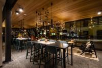 Un restaurante con mesas y sillas en una sala. en Bach Boutique Hotel, en Sappada