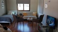 TV a/nebo společenská místnost v ubytování Extremely comfy apt with spacious private terrace 10min walk to the beach & in Town