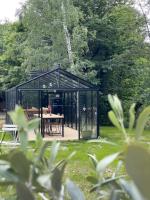 um pavilhão preto com uma mesa em um jardim em Bisdalù- OSPITALITÀ AGRITURISTICA em Peveragno