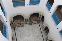 Una vista aérea de un patio con sillas en un edificio. en Hôtel Medina, en Sousse