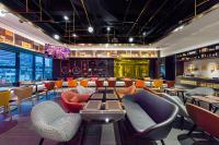 a restaurant with a bar with chairs and tables at CitiGO Hotel Yuexiu Ouzhuang MTR Station Ghuangzhou - Free shuttle between hotel and Exhibition Center during Canton Fair in Guangzhou