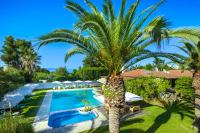 Bazén v ubytovaní Hotel Hanioti Village Spa alebo v jeho blízkosti