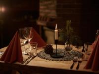 un tavolo con una candela e bicchieri da vino di Kotatieva Resort a Rovaniemi