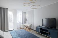 Televízia a/alebo spoločenská miestnosť v ubytovaní Apartament nad morzem
