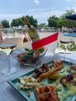 een tafel met een bord eten en een fles wijn bij Divine House amalfi coast in Albori