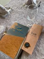 una mesa con una servilleta y una copa de vino en Ocean Dunes House, en Mirleft