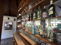 un bar con muchas botellas y vasos en Ocean Dunes House, en Mirleft