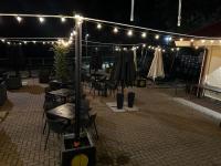 un grupo de mesas y sillas bajo una tienda con luces en Floating Dream, en Fiano