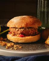 uma sanduíche de frango num prato numa mesa em One Shot Fortuny em Madrid