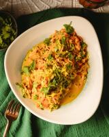 uma tigela branca de comida sobre uma mesa verde em One Shot Fortuny em Madrid