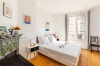 Łóżko lub łóżka w pokoju w obiekcie GuestReady - Apt Chaleureux dans le 5e arrondissement
