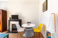Telewizja i/lub zestaw kina domowego w obiekcie GuestReady - Apt Chaleureux dans le 5e arrondissement
