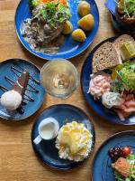una mesa con platos azules de comida. en Crown and Anchor Inn, en Findhorn